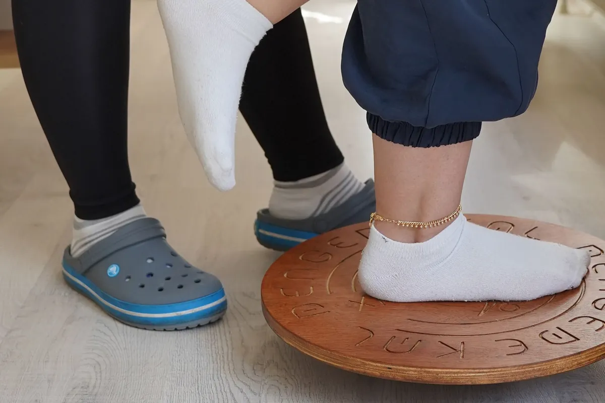 Denge tahtası üzerinde tek bacak kontrolü çalışması